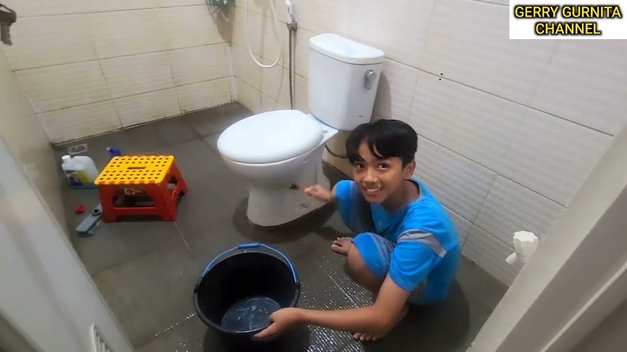 KAKA GEVO UDAH TERLATIH BERSIHIN KAMAR MANDINYA SENDIRI