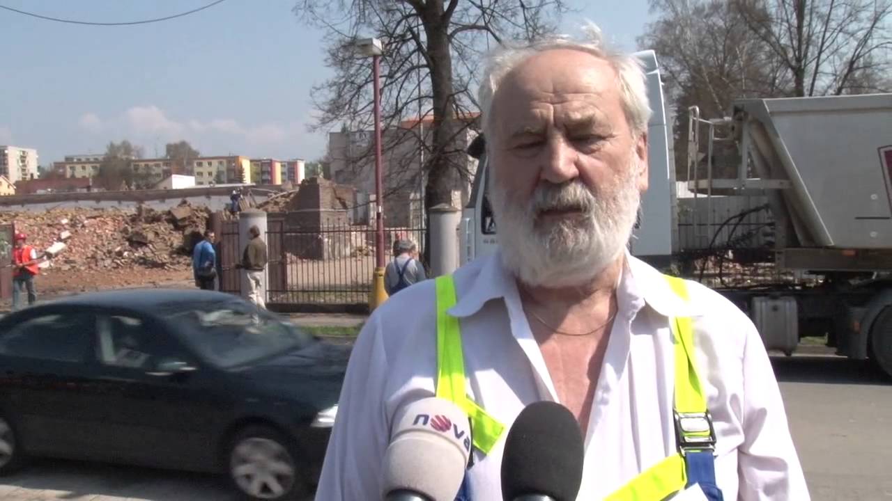 Odstřel historického komínu v Rychnově nad Kněžnou, 22. dubna 2013