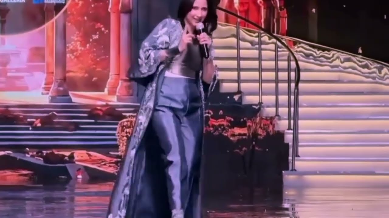 Sehar gul Khan singing at bridal couture week 😃