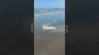 Pantaitenangrileks liburan laut pantai pasir tenang ombak  shorts sea