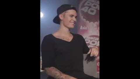 Kendall Jenner lick Justin Bieber