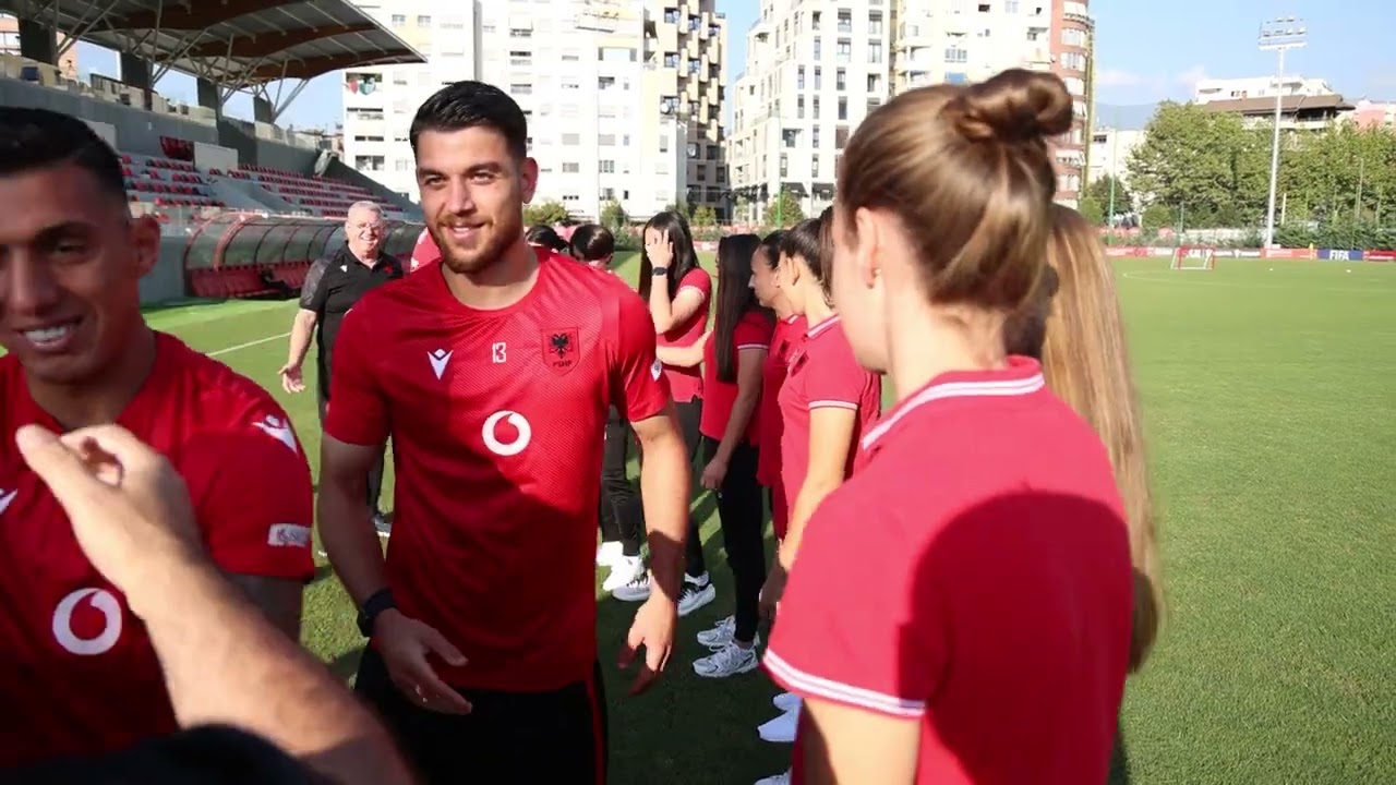 Kombëtarja e vajzave viziton kuqezinjtë në ‘Shtëpinë e Futbollit’. Presidenti Duka, NE JEMI NJË!