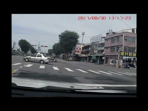 20171009 鳳仁路中正路 急彎 撞翻鄰車