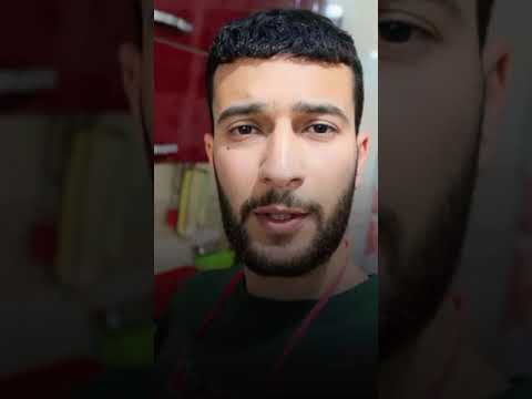 شاب جزائري يساعد والدته في غسل المواعين بعد الافطار في رمضان