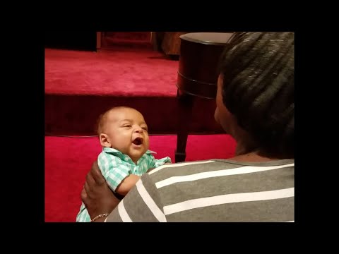 Baby sings at church - Adorable