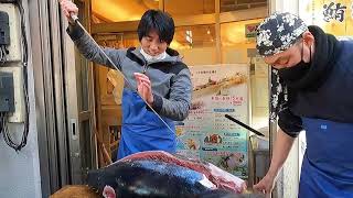 อาหารริมทางญี่ปุ่น – การแสดงการแล่ปลาทูน่าครีบน้ำเงิน