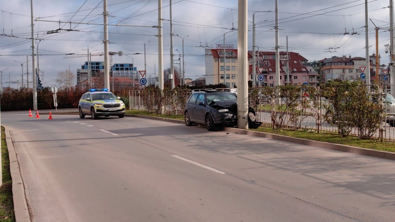 Шофьор се заби в тролейбусен стълб пред полицията в Русе
