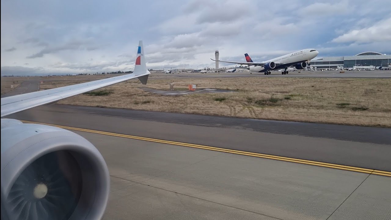 American Airlines Boeing 737Max8 landing at Seattle-Tacoma International Airport {KSEA/SEA} RWY 16R