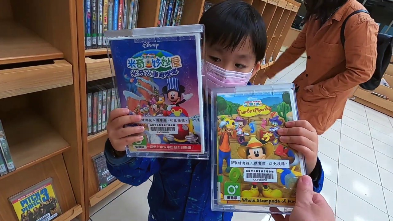 全家晚上逛圖書館借書借影片｜疫情時期要證件才能入館