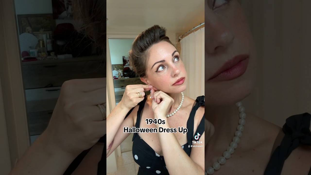 1940s Halloween pin up girl look I did last year. 🖤 
