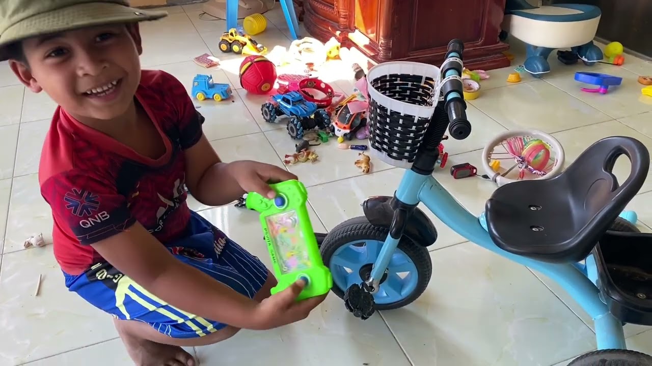 ទៅវាលភ្នំតូចចាប់ខ្ចៅ Go to the small mountain field to catch snails.