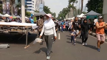 PUSAT JAJANAN DI SAMPING FX SUDIRMAN SAAT CAR FREE DAY