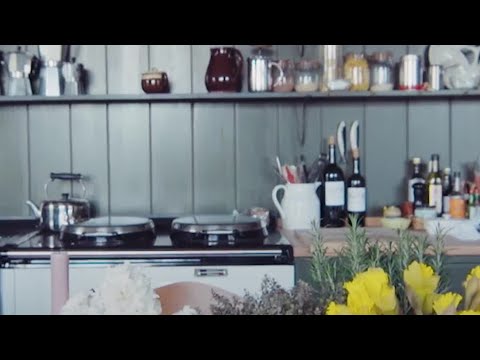 Video: Hvordan gjøre kjøkkenet i Khrusjtsjov koselig og vakkert?