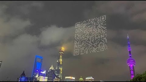 QR code fly over Shanghai in the sky | El código QR vuela sobre Shanghai en el cielo
