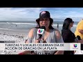 Turistas y locales celebran Acción de Gracias en la playa