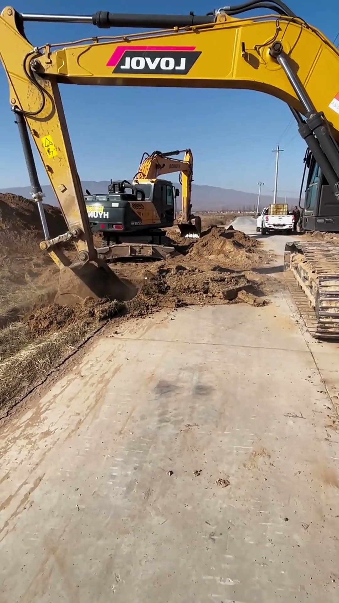 Cement dirt road excavation process- Good tools and machinery make work easy