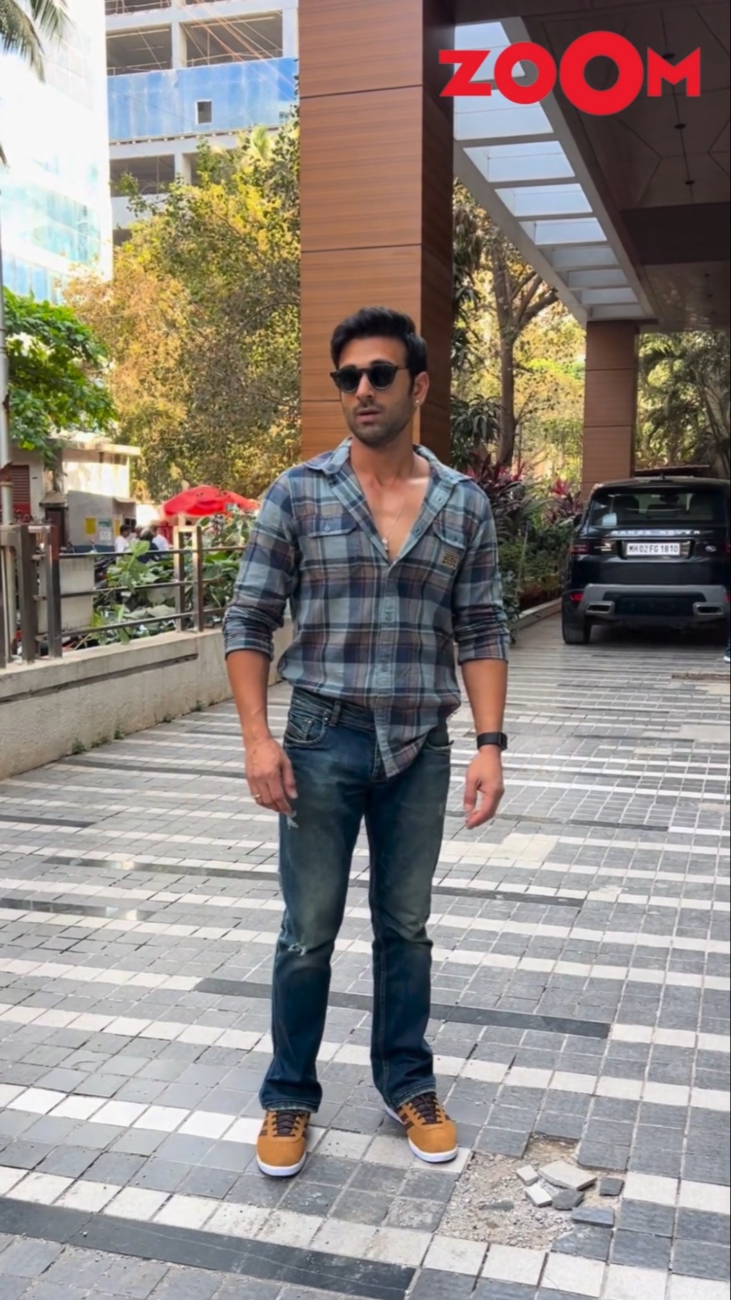 Pulkit Samrat LOOKS DASHING while posing for the paps #pulkitsamrat #shorts