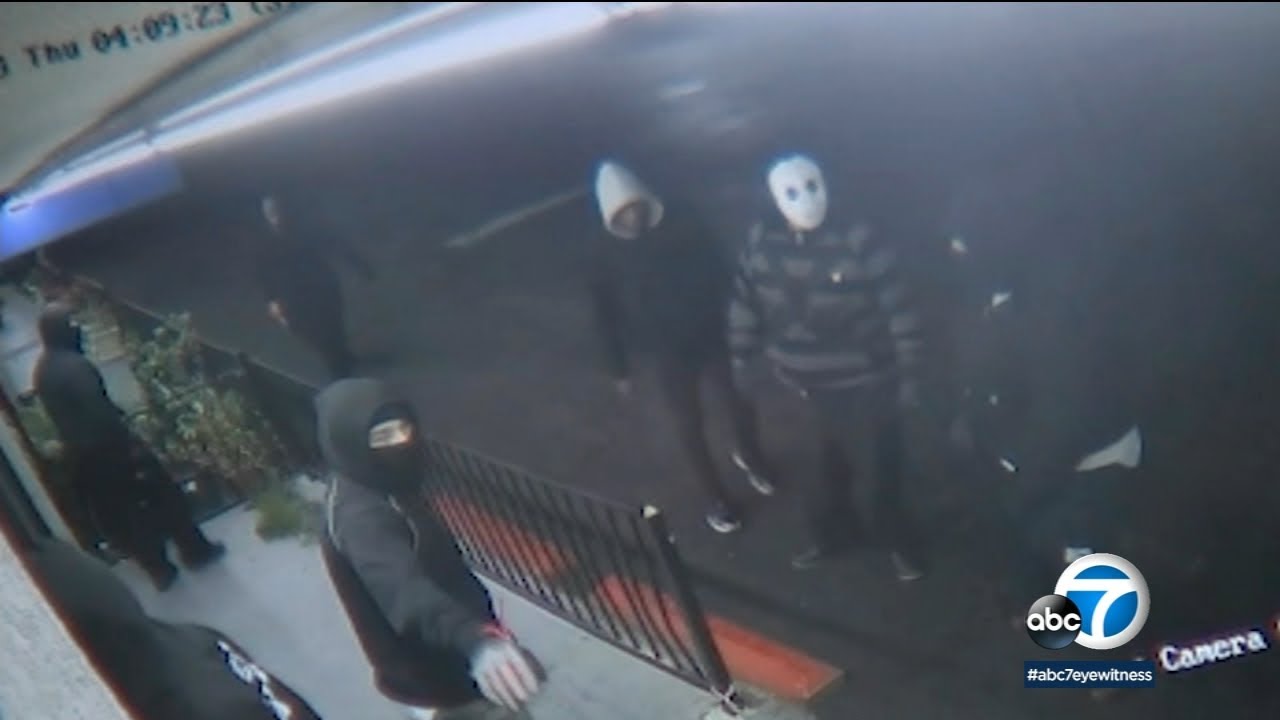 Read more about the article Mob of masked bandits target Northridge strip mall – ABC7