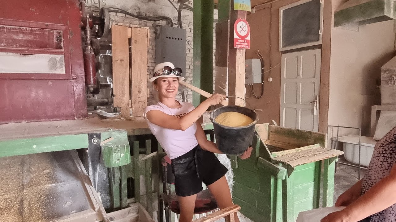 Cine era in spatele camerei?!🥳😱 Merg la moara sa macin pentru tanti Valerica!