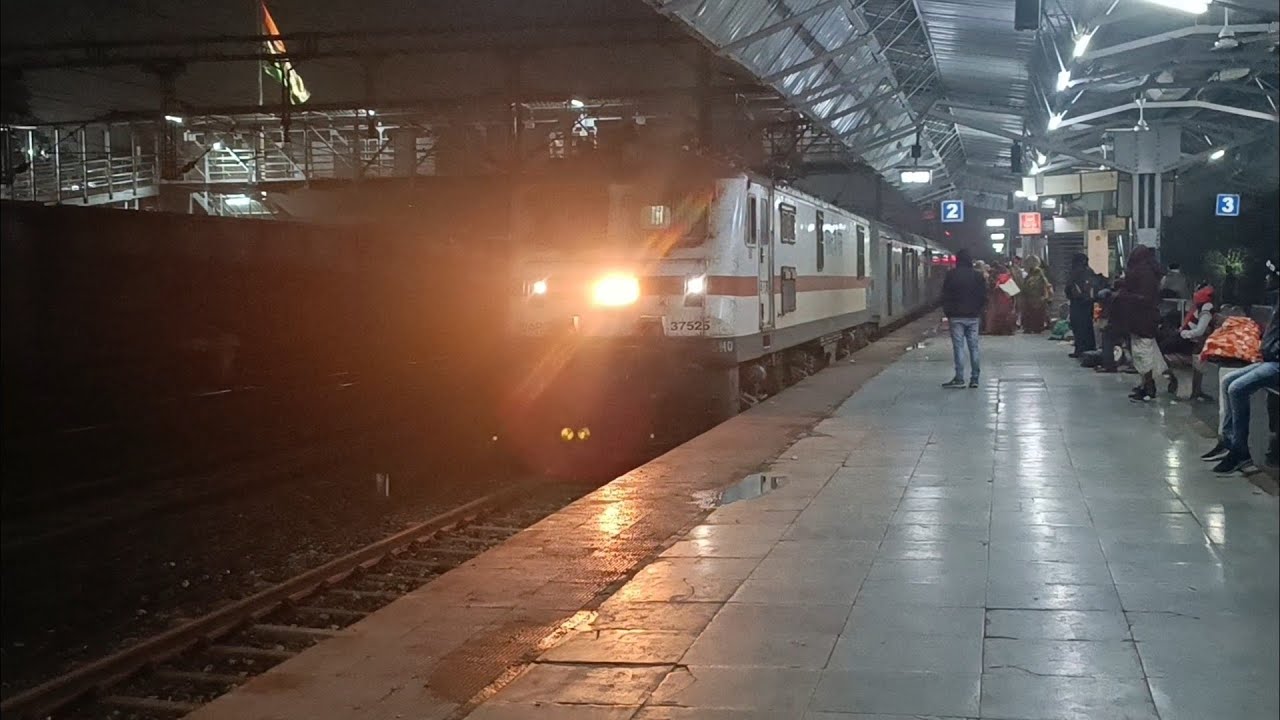 19489-ahmedabad-gorakhpur-sabarmati-express-arriving-damoh-railfands
