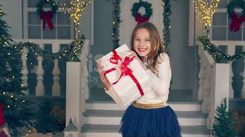 Cô bé bắt được một món quà trong một chiếc hộp lớn. Cô gái vui mừng trước món quà đã nhận được 🎁