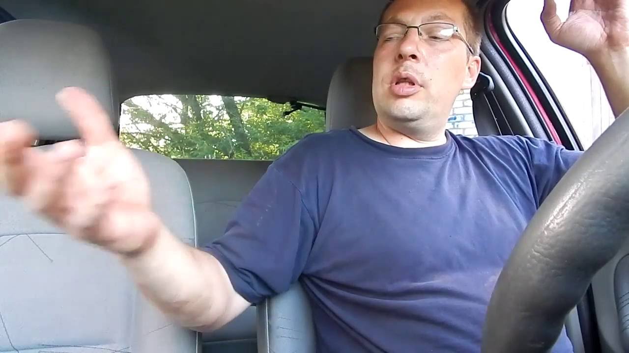 Мужик писает в машине Мужик писает в машине