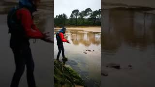 Cruzando el río Escourido en la playa de Abrela. Ruta desde Covas