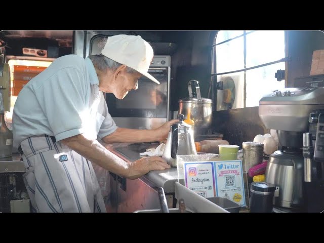 A day in the life of Japan's most famous grandpa's hot dog shop. 今屋のハンバーガー ホットドッグ