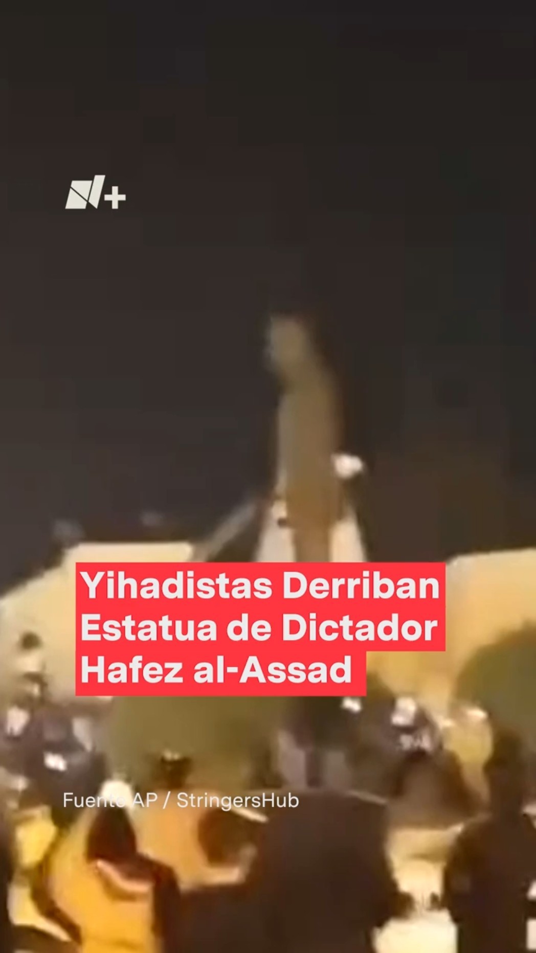 Momento en que yihadistas derriban estatua de dictador Hafez Al Assad en Siria - N+ #Shorts