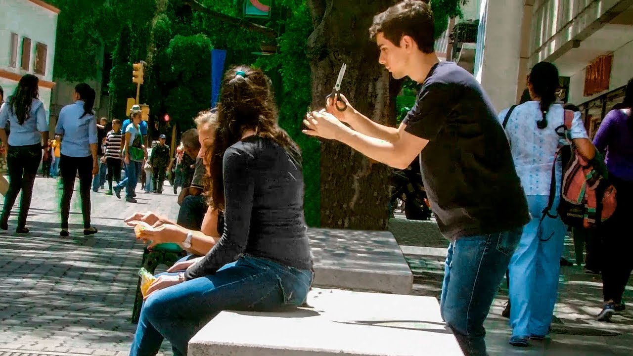 CORTANDO el CABELLO a DESCONOCIDOS [BROMA con camara oculta] comidas francesas