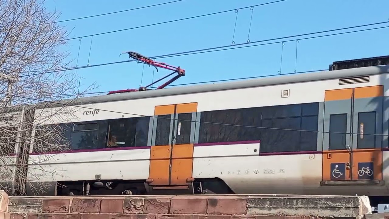 Trenes de Rodalies de Catalunya UT 447/ Civia 465 linea R4 por Sant Feliu