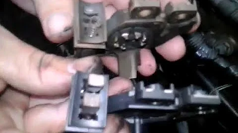 Onde fica o regulador do alternador?