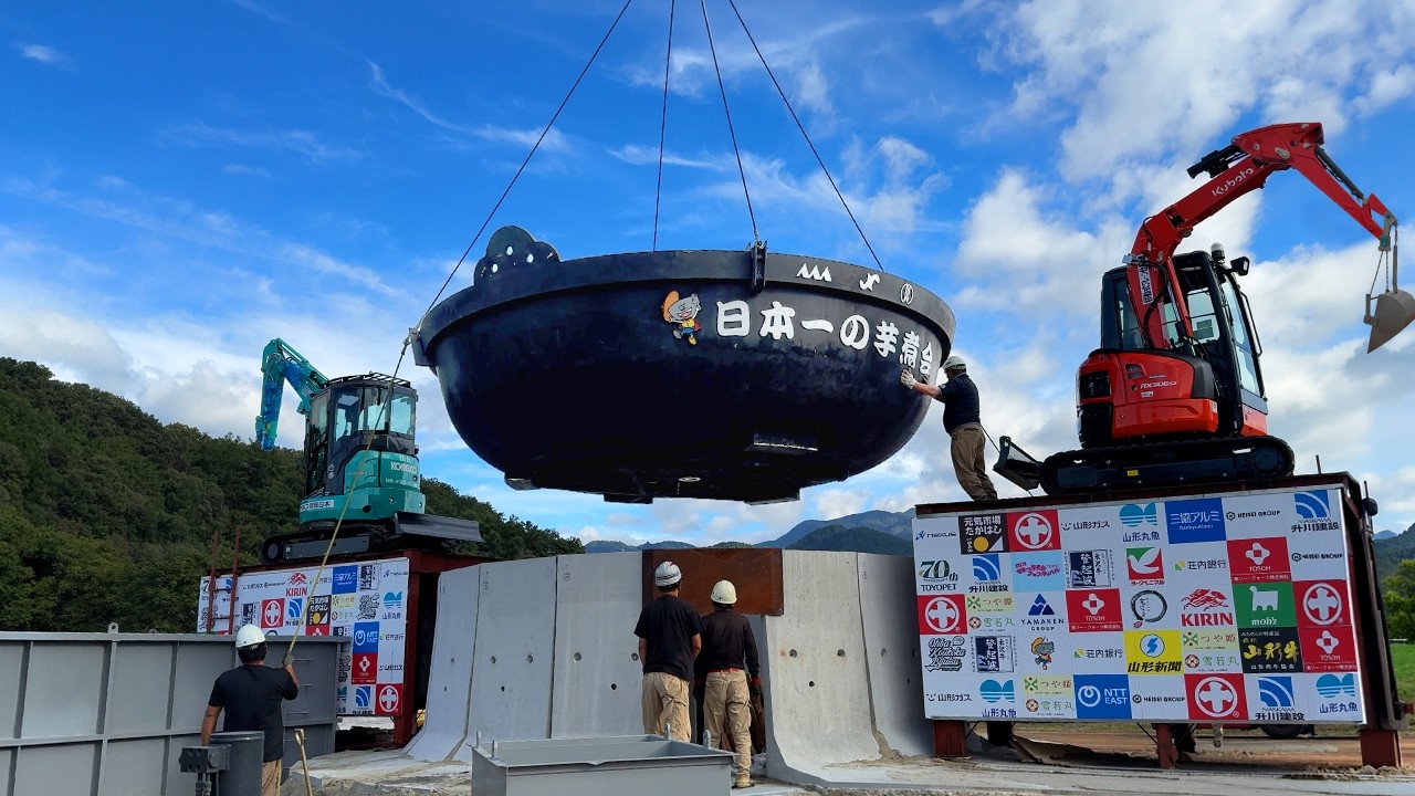 The LARGEST Bowl of Soup in Japan! Serves 30,000 People in One Day!