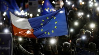 Pologne : des dizaines de milliers de personnes manifestent leur appartenance à l'UE • FRANCE 24