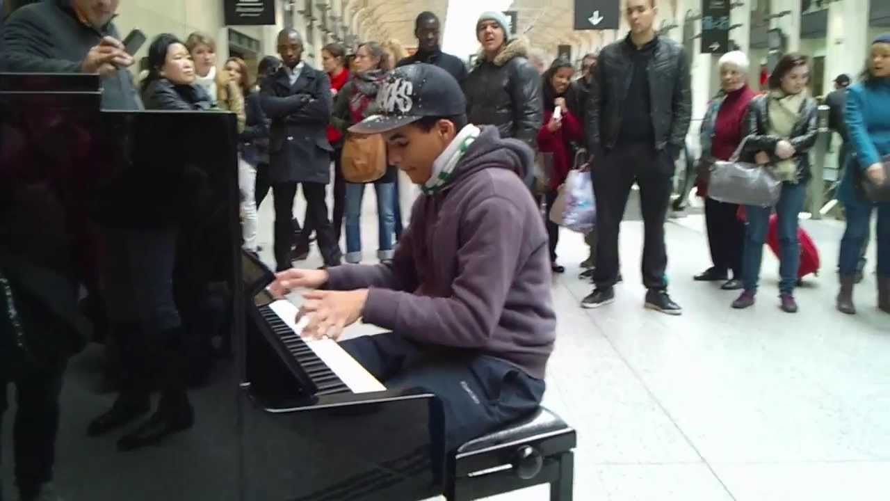 Jeune algrien jouant du piano