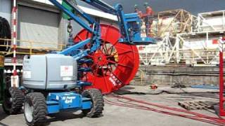 Pair o fanny's trying to drive a cherrypicker