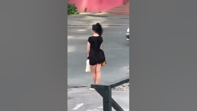 Mini yubkada chokkalab otirish