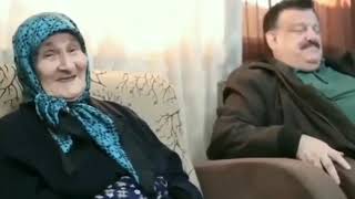 دیدار صمیمانه ناصر وحدتی آوازخوان با مادر گیلانی با صدای ملکوتی