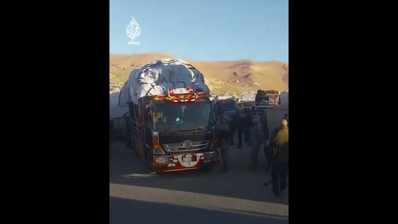 عشرات اللاجئين السوريين يتجمعون في وادي حميد بعرسال شمالي لبنان للعودة إلى سوريا