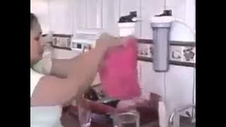Wanita cantik buka celana dalam di dapur