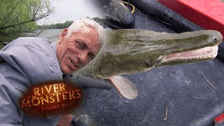 Catching An Evasive Alligator Gar | Crocodilia | River Monsters