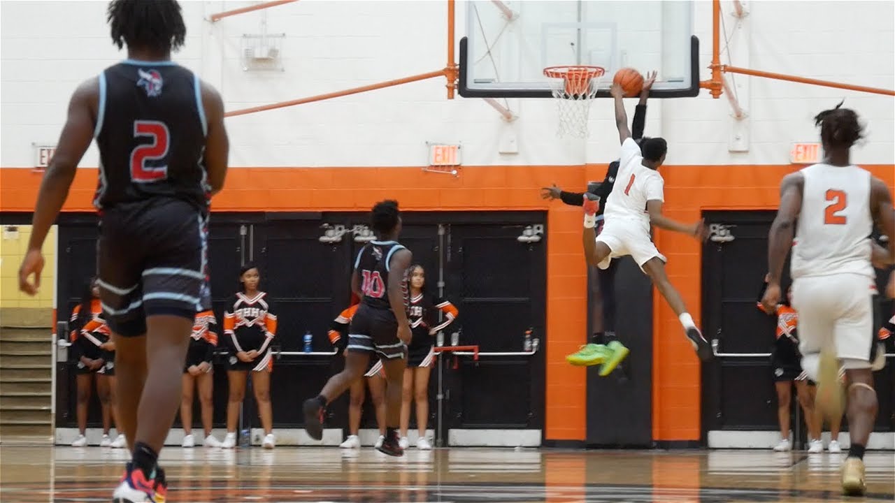 Benton Harbor downs Lansing Everett at the Earl McKee Classic!