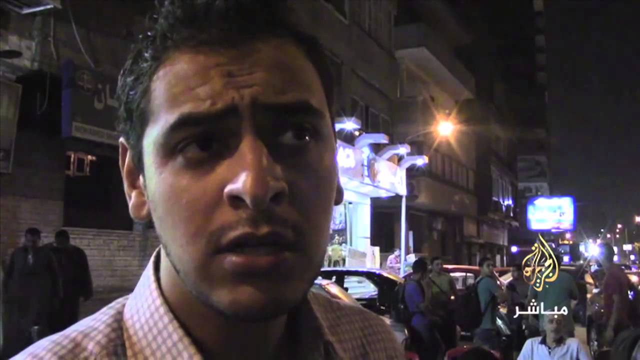 نجل  أبوالعلا ماضي أثناء انتظار خروج والده من قسم  الجيزة : الداخلية تعطينا تصريحات متناقضة عن خروج