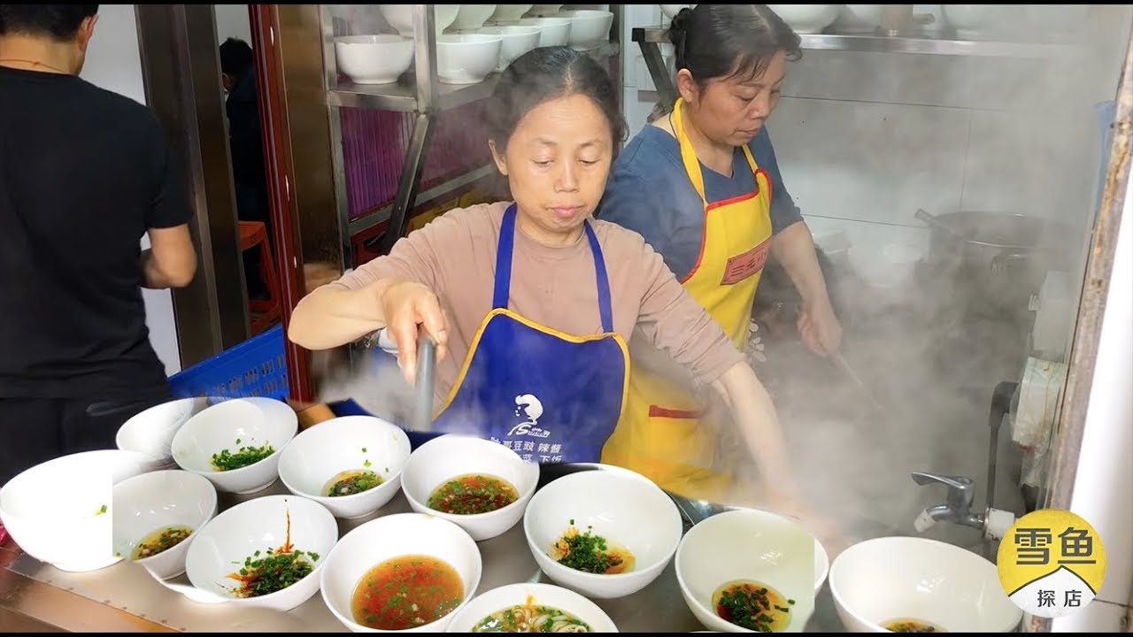 湖南38年早餐粉店，一堆顾客堵门口吃，8元一碗能喝得汤不剩！