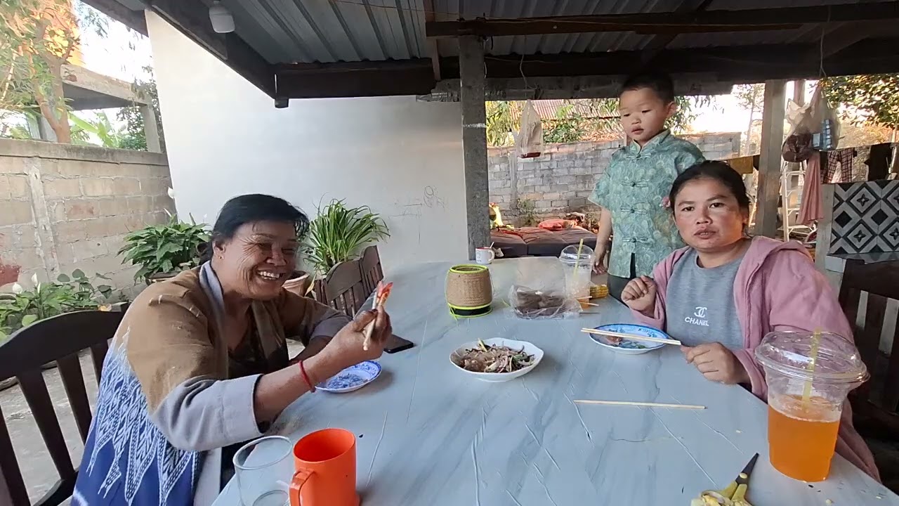 ขอบคุณพี่สาวมากๆเลี้ยงยำไส่กรอกช่วยแม่ค้าพ่อค้าใหม่