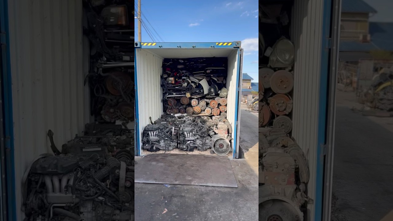 Процесс погрузки японских контейнеров с комплектующими 