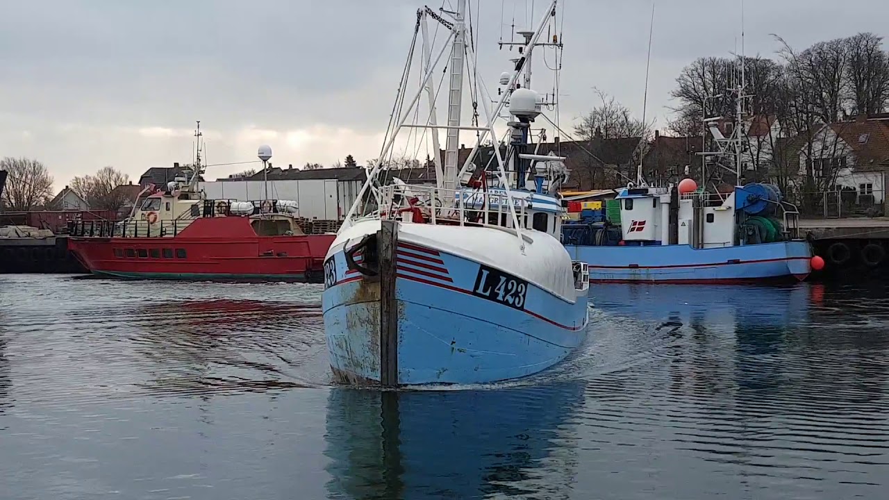 snurrevodskutter L 423 Karen Margrethe på vej ud af Stubbekøbing havn..