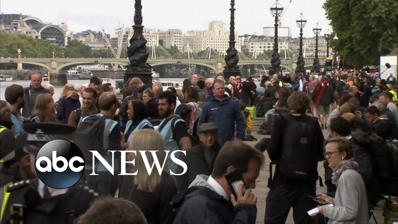 Crowds line the streets to await the queen’s coffin in Westminster l ABCNL