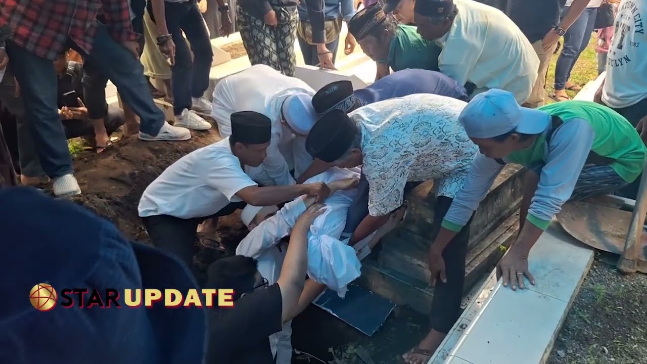 PROSESI PEMAKAMAN EMILIA CONTESSA, DENADA HADIRI PEMAKAMAN IBUNDA | STAR UPDATE