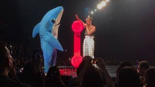 katy perry fights left shark and calls her mom on stage witness the tour vancouver 02052018
